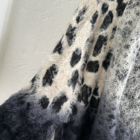 Oliver Leopard Ombré Fuzzy Sweater - Picture 3 of 3